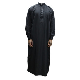 Qamis noir coupe droite avec pantalon Afaq : bouton col et manches